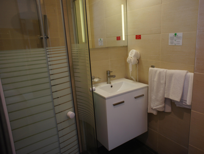 Bathroom 4, Central Hotel, Saint-Denis