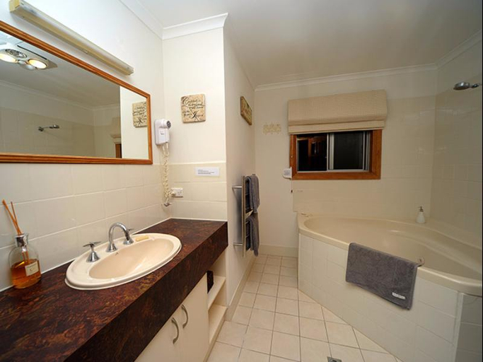 Bathroom 5, Riesling Trail and Clare Valley Cottages, Clare and Gilbert Valleys