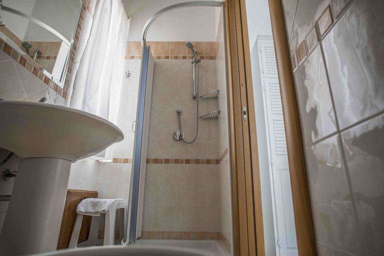 Bathroom 4, L'Approdo, Agrigento