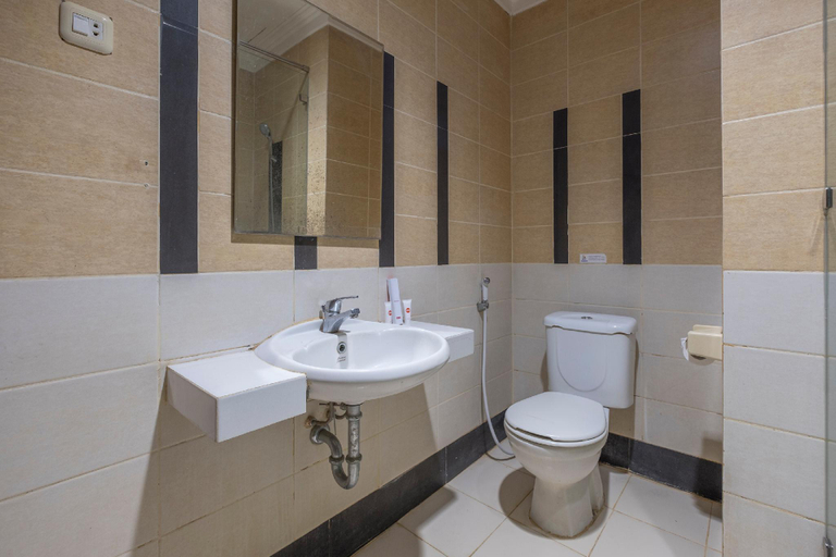 Bathroom, OYO 1114 Hotel Denpasar Makassar, Makassar