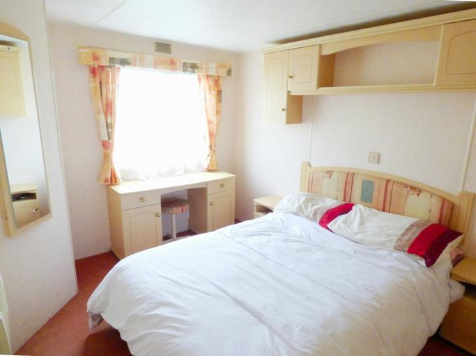 Bedroom 2, Caravan Hire at Sunnydale Holiday Park, Lincolnshire