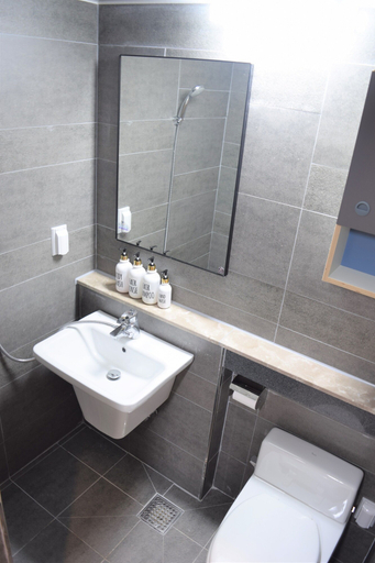Bathroom 5, Red Stone Stay, Mapo