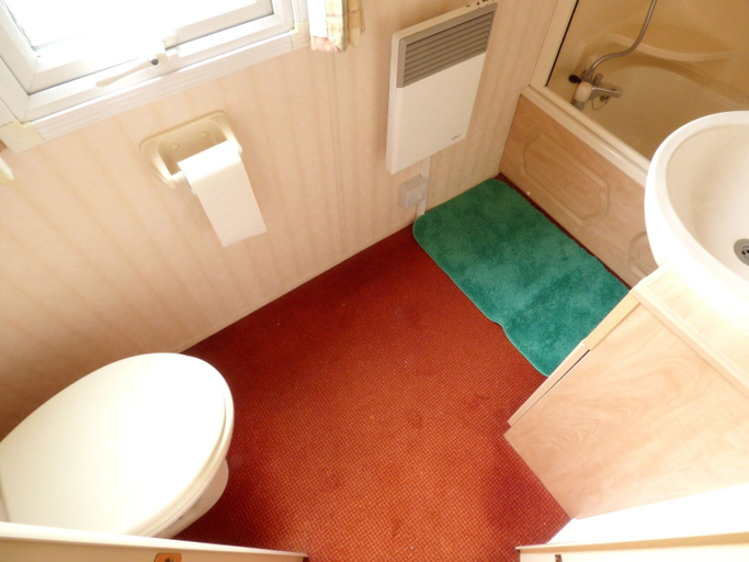Bathroom 3, Caravan Hire at Sunnydale Holiday Park, Lincolnshire