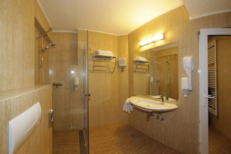 Bathroom 4, Eden Grand Resort, Predeal