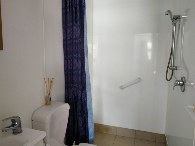 Bathroom 4, Between City Center & Airport, Christchurch