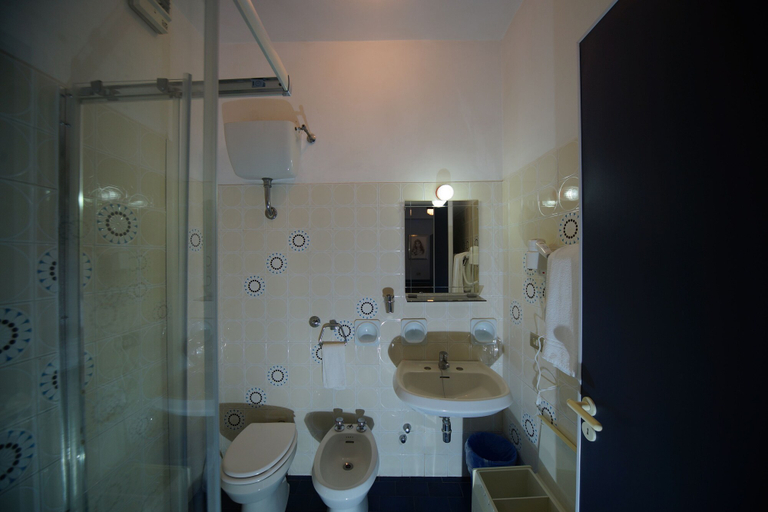Bathroom 5, King Hotel, Frosinone