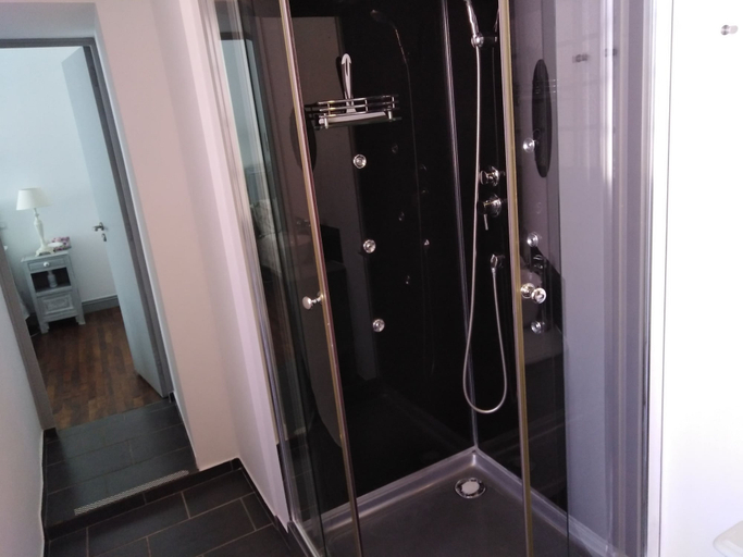 Bathroom 5, La Belle Vienne, Charente