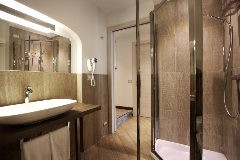 Bathroom 4, Hotel Ponti, Varese