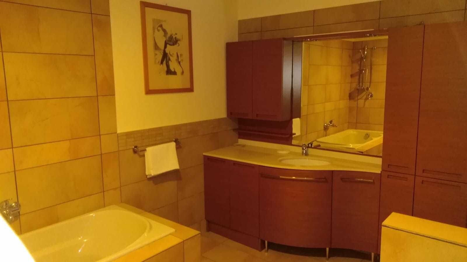Bathroom 5, Isabel, Crotone