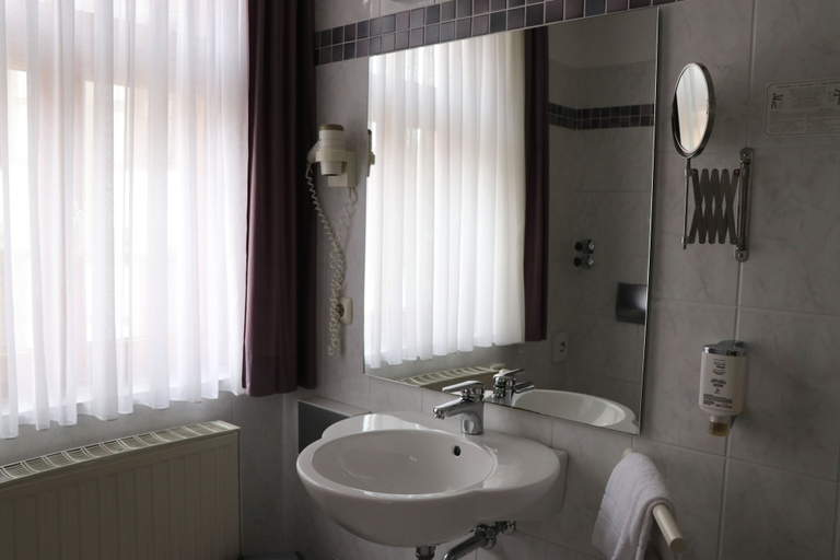 Bathroom 4, Arminius, Lippe