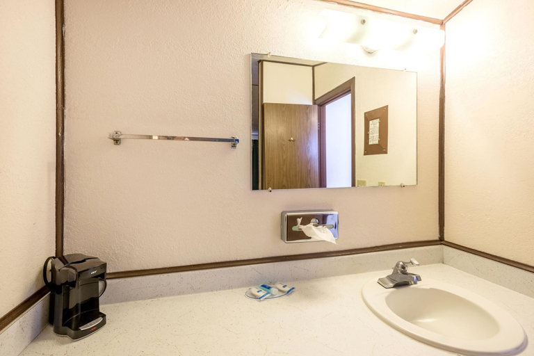 Bathroom 5, Rodeway Inn, Keith