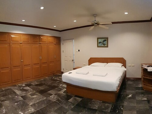 Baan Troy, Bang Lamung