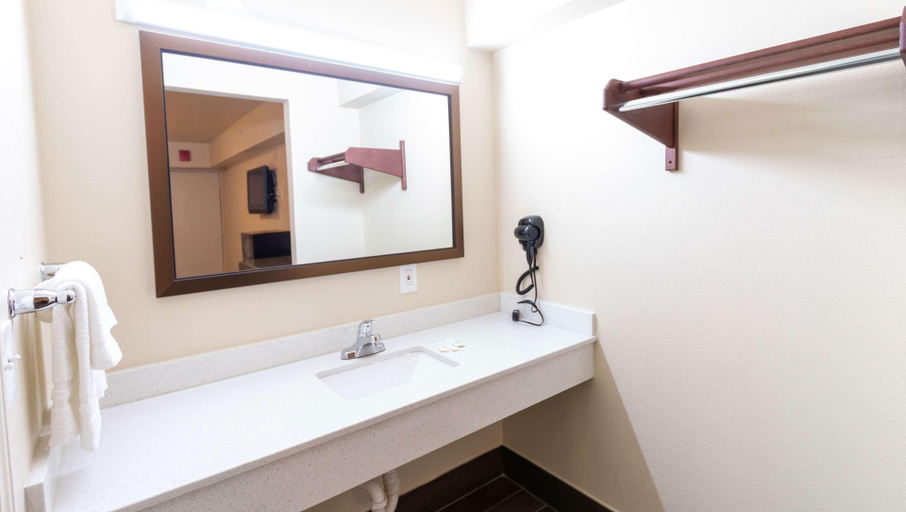Bathroom 4, Magnuson Extended Stay and Suites Airport Hotel, Irving
