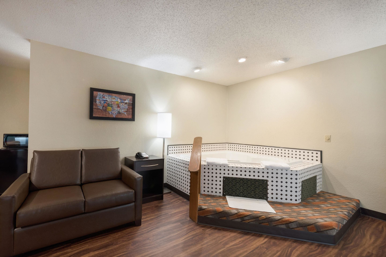 Others 5, Econo Lodge, Brown