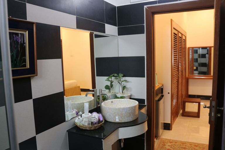 Bathroom 4, Our House Bungalow, Kampot
