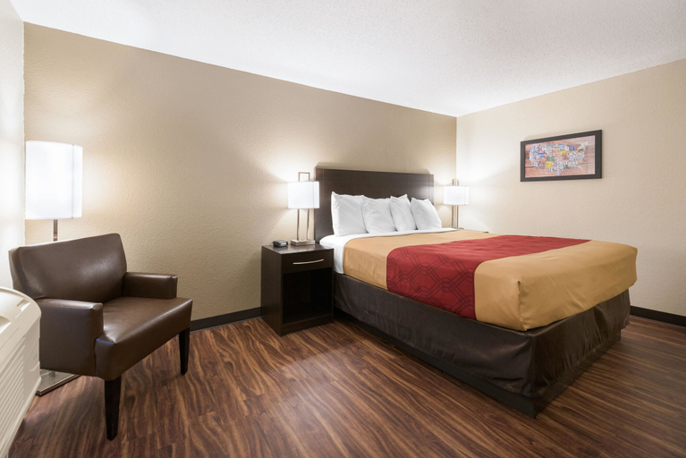 Bedroom 3, Econo Lodge, Brown