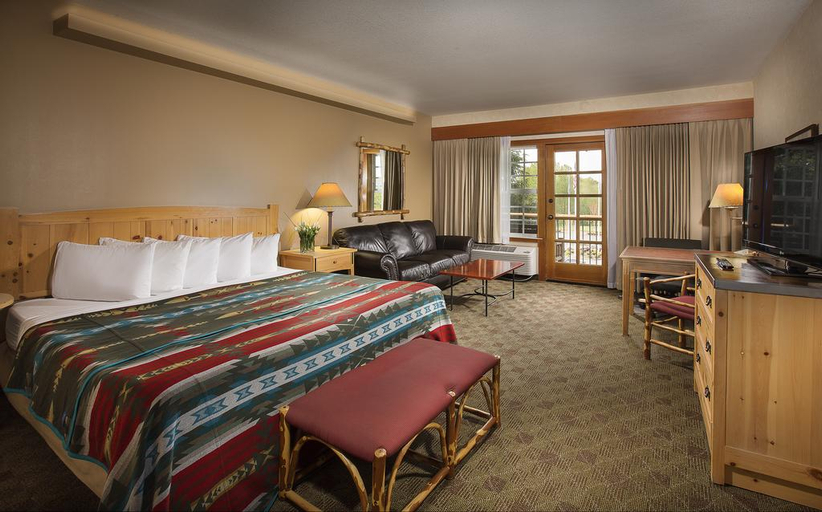 Bedroom, The Heathman Lodge, Clark