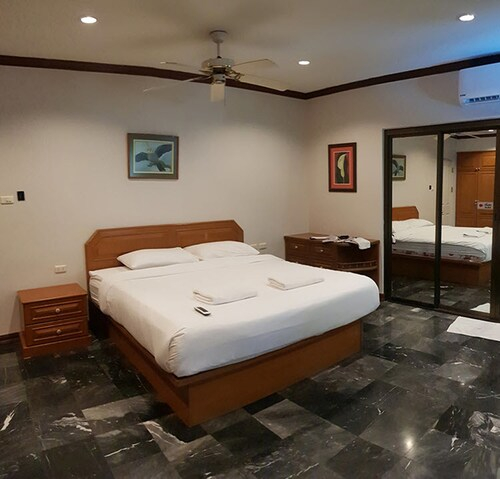 Baan Troy, Bang Lamung