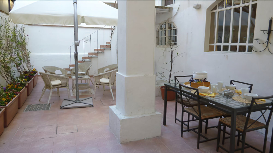 Food & Drinks, Budget Apartment Close to The Duomo, Florence