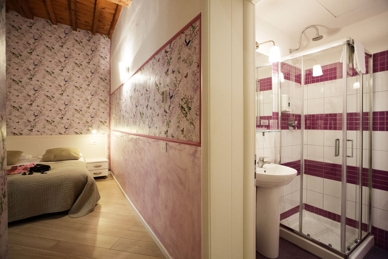 Bathroom 5, Albergo Bencidormi, Florence
