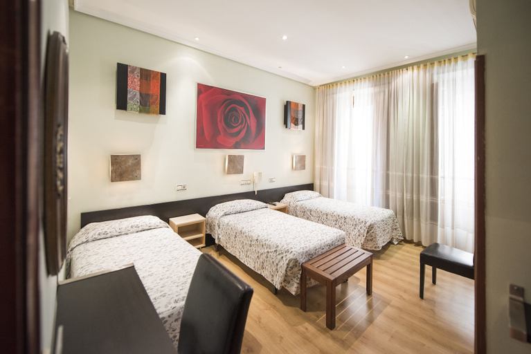 Bedroom 2, Hostal Manuela by gaiarooms, Madrid