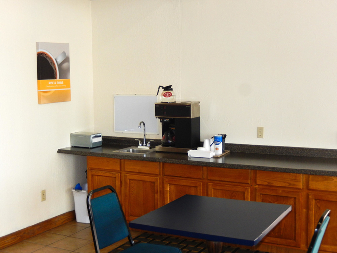 Others, Motel 6 Miami, OK, Ottawa