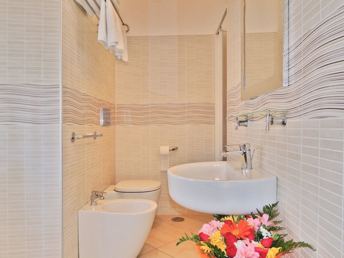 Bathroom 5, Albergo Enrica, Rome