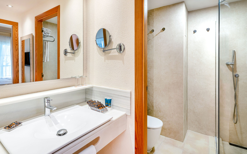 Bathroom 5, Viva Cala Mesquida Resort & Spa, Baleares