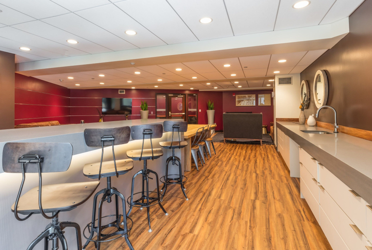Food & Drinks, Global Luxury Suites Fenway, Boston