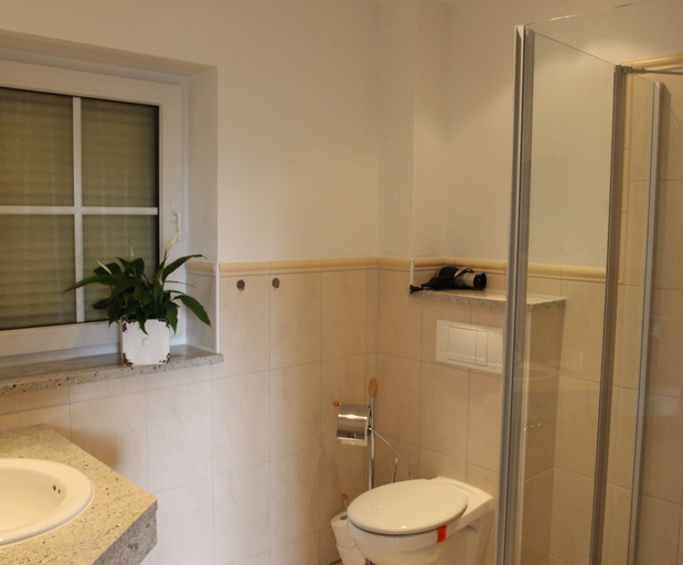 Bathroom 4, Steffi's Hafenstübchen, Spree-Neiße