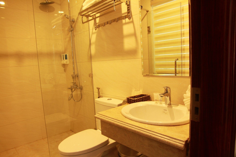Bathroom 4, The Marine Hotel, Hạ Long