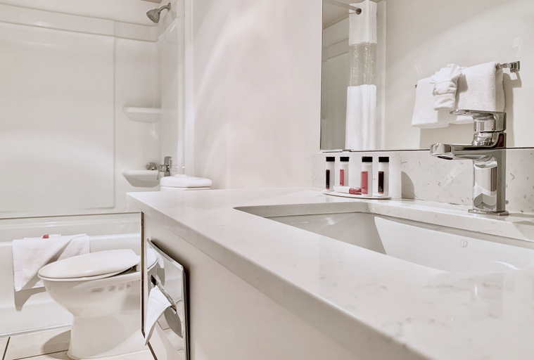 Bathroom 4, Howard Johnson Hotel by Wyndham Victoria, Capital