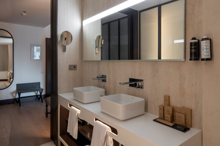 Bathroom 4, Parador de León, León