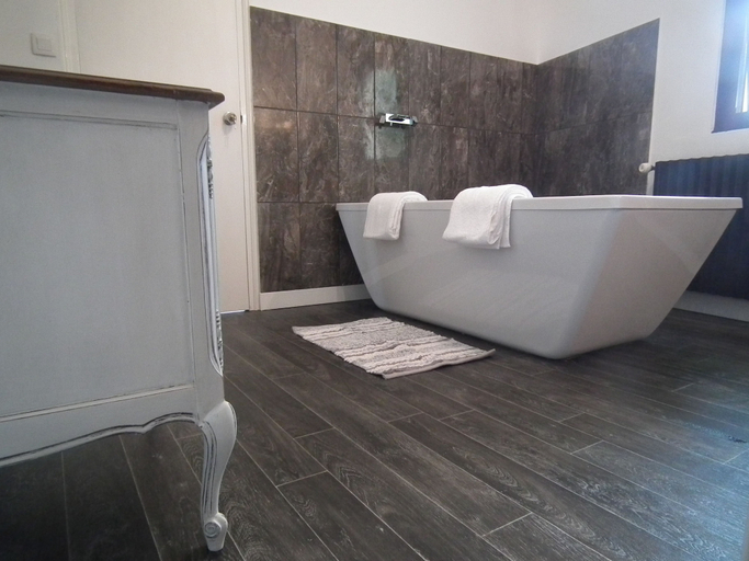 Bathroom 5, No 6 Bed & Breakfast, Mayenne