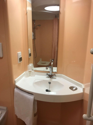 Bathroom 5, Premiere Classe Honfleur, Calvados