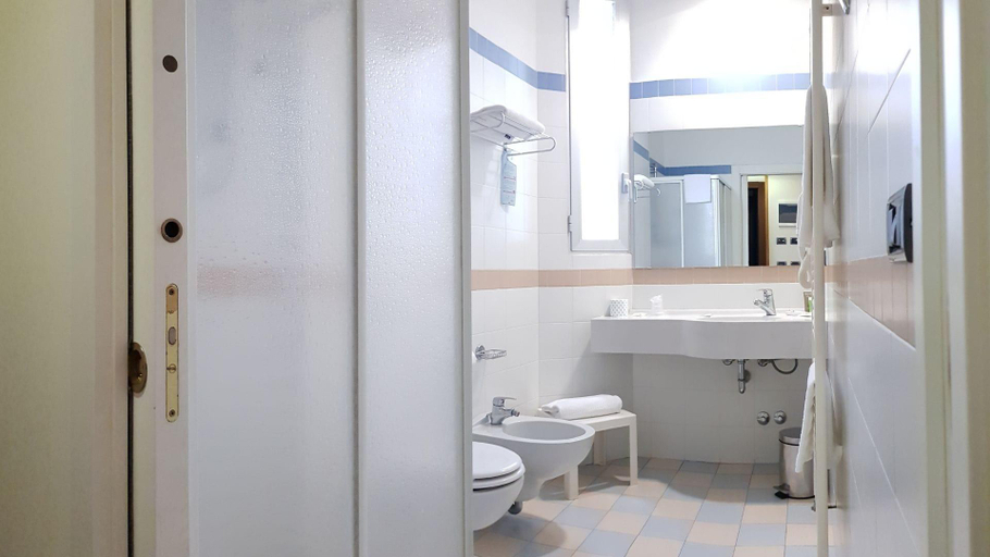 Bathroom 5, Hotel Terme di Castel San Pietro, Bologna