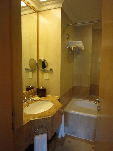 Bathroom 5, Shangri-La Apartments, Singapore, Singapura