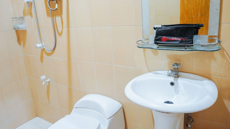 Bathroom 4, RedDoorz near Old Tagbilaran Airport, Tagbilaran City