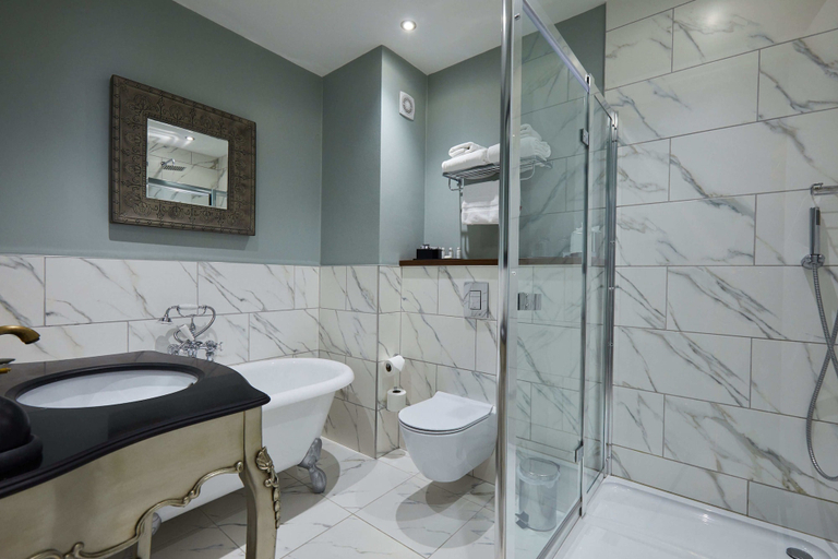 Bathroom 4, Woughton House Hotel, WorldHotels Distinctive, Milton Keynes