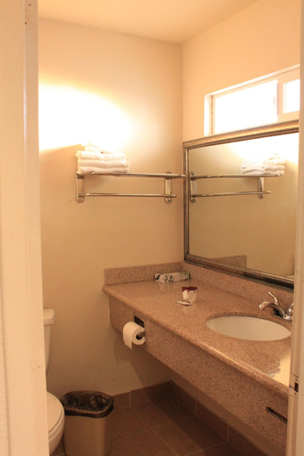 Bathroom, Menifee Inn, Riverside