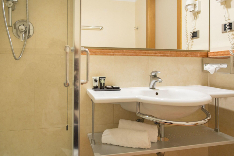 Bathroom 4, I Lecci Park Hotel, Livorno