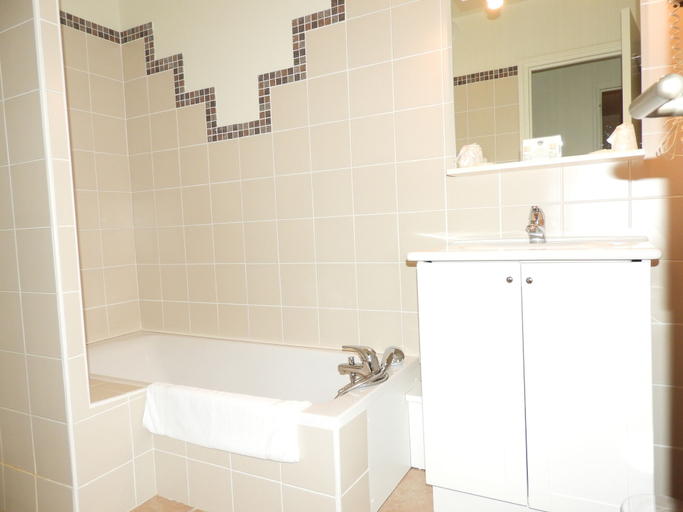 Bathroom 5, Domaine de Mezeyrac - Laguiole, Aveyron