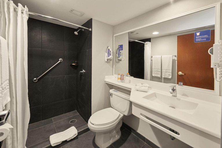 Bathroom 4, City Express Plus Medellin, Medellín