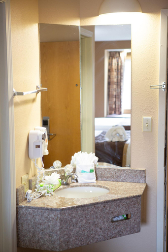 Bathroom 4, Guesthouse International Inn, Sevier