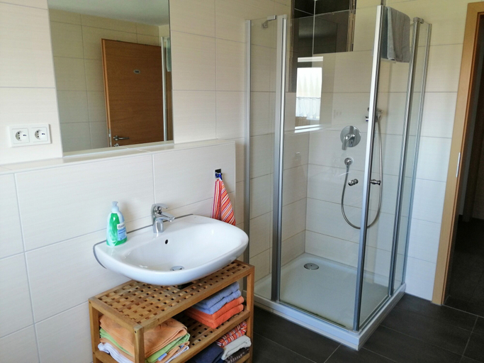 Bathroom 5, Haag Zimmervermietung, Ostalbkreis