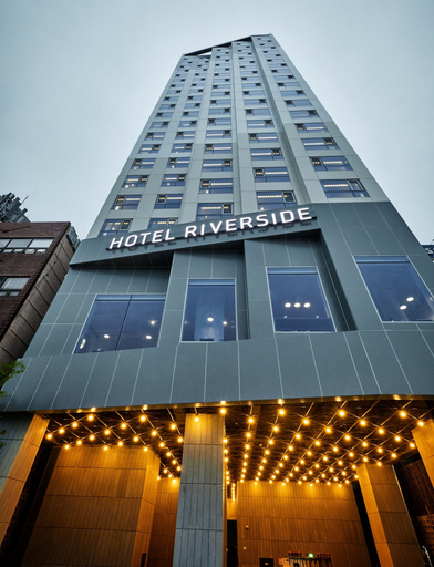 Hotel Riverside, Jung