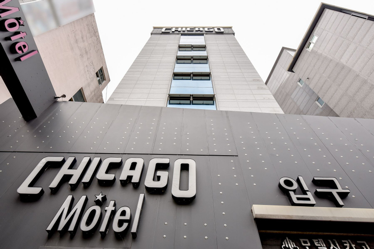 Chicago Motel, Jung