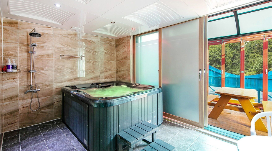 Bathroom, Kkoristar Pool and Spa Pension, Gapyeong