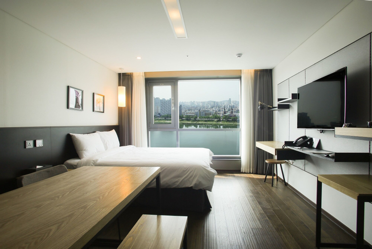 Hotel Riverside, Jung