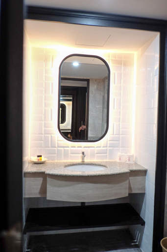Bathroom 5, Karnmanee Palace Hotel, Phaya Thai